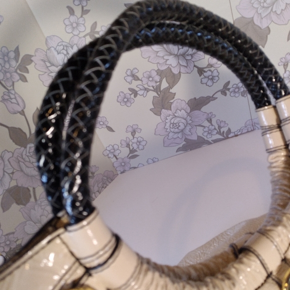 Gorgeous Badgley Mischka Large Bag, Tote, Purse, Cream colour Patent Leather. - Picture 12 of 12
